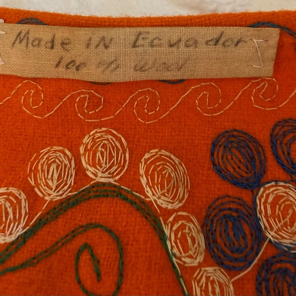 Authenic Ecuadorian wool and embroidered poncho - Picture 2 of 9